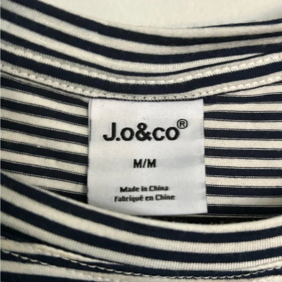 J.O & Co navy and white stripped short sleeve‎ crop t shirt NWT size Medium - Picture 3 of 5